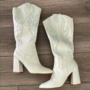 Bedazzled cowgirl boots 🤍
